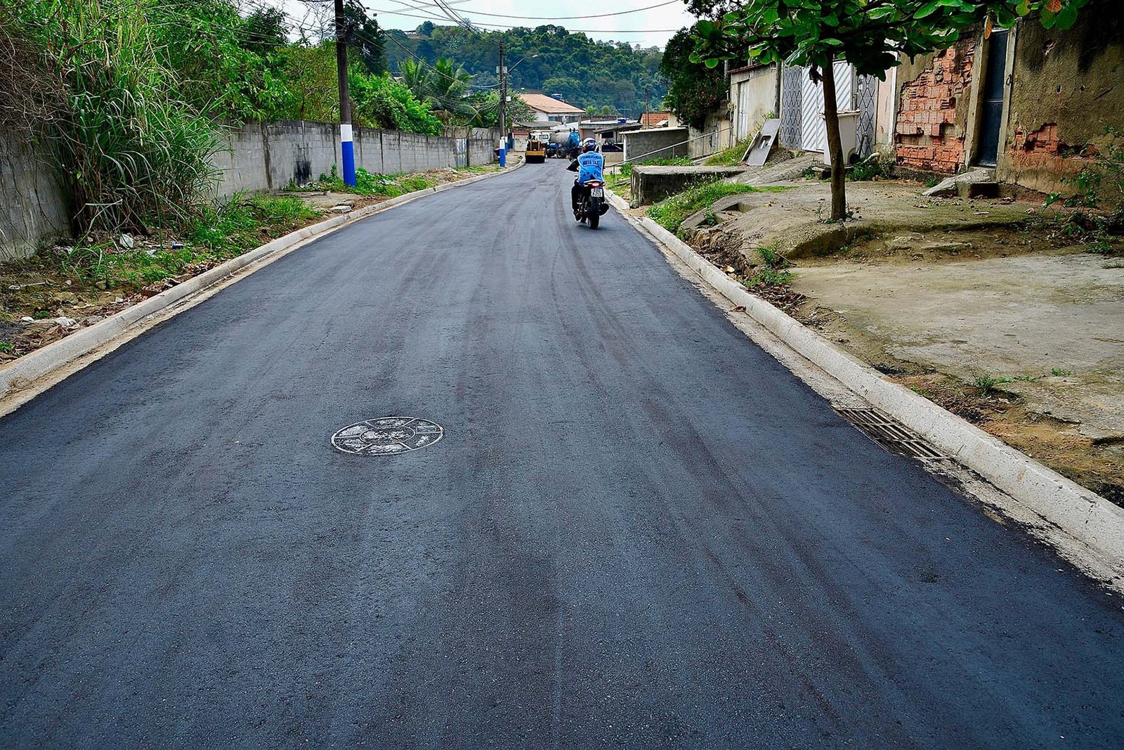 Belford Roxo faz asfaltamento e revitalização de ruas em Shangrilá