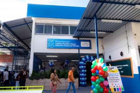 Duque de Caxias inaugura creche e entrega escola reformada