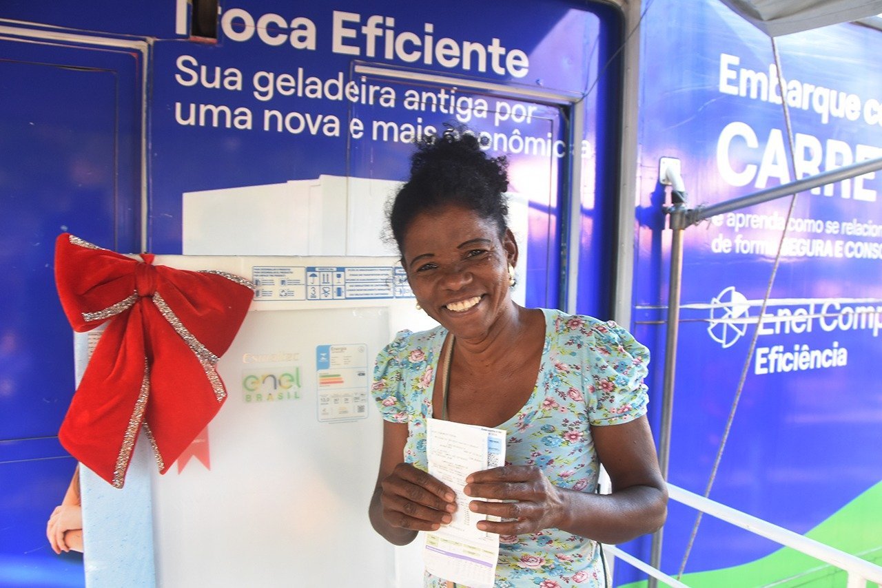 Campos entrega 150 geladeiras a consumidores sorteados em ação de eficiência energética