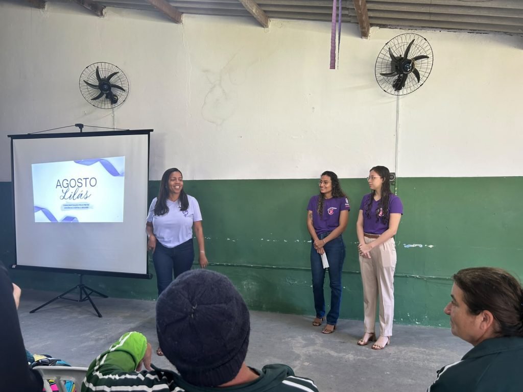 Ação do Agosto Lilás orienta idosos sobre violência contra a mulher em Itatiaia