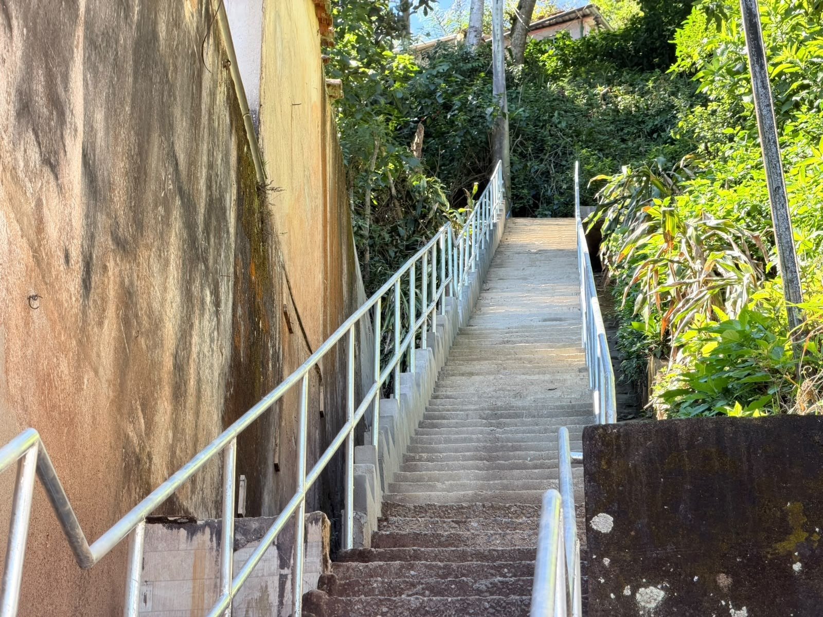 Petrópolis conclui recuperação de escadaria na Vila Militar