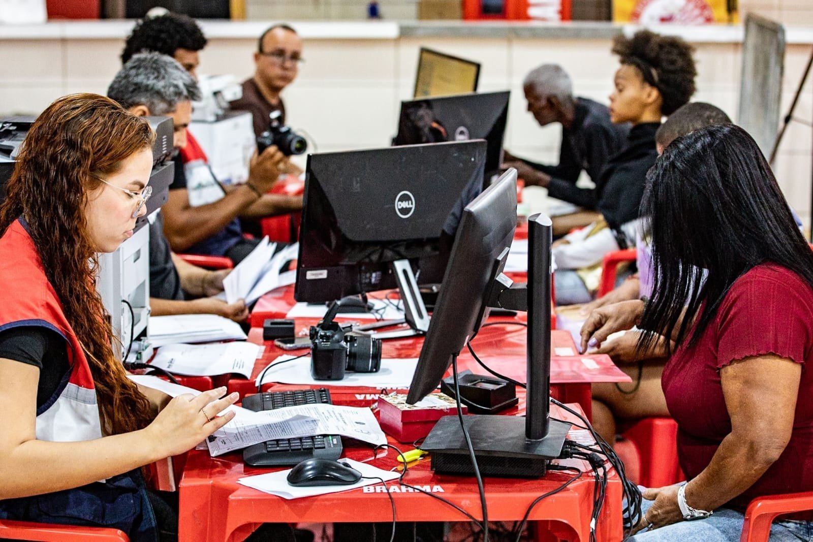 Maricá oferece serviços gratuitos em ação social na quadra da escola de samba