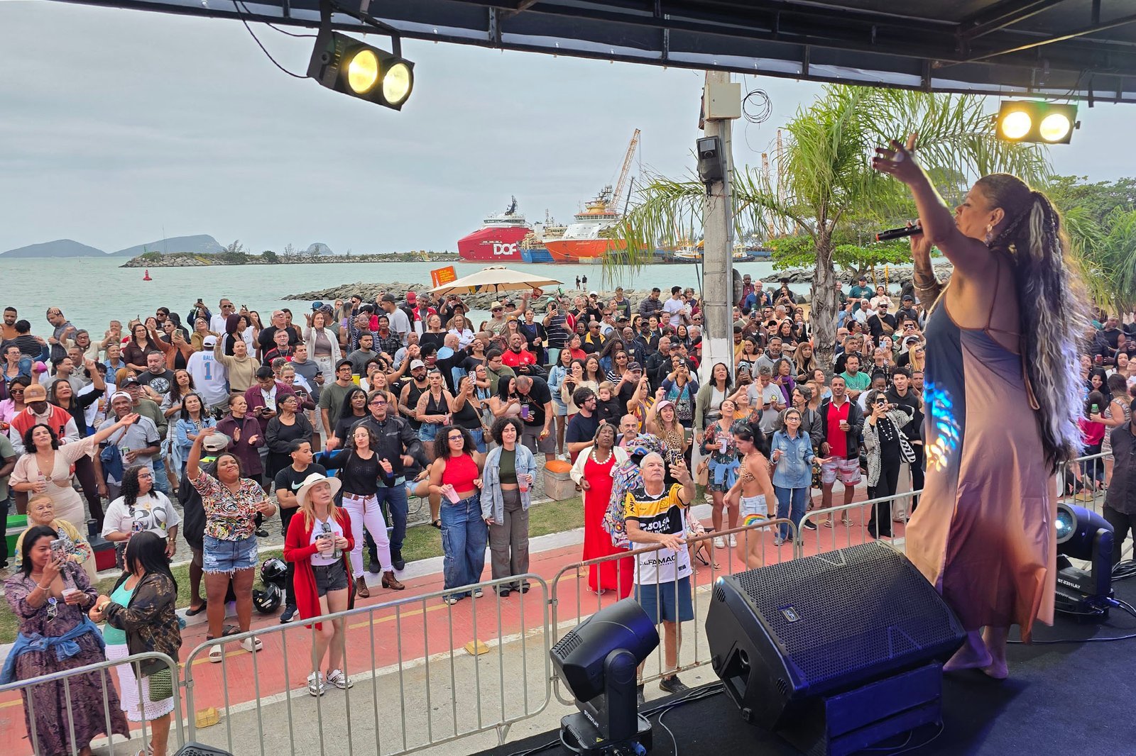 Trem do Samba reúne artistas na Praia de Imbetiba, em Macaé