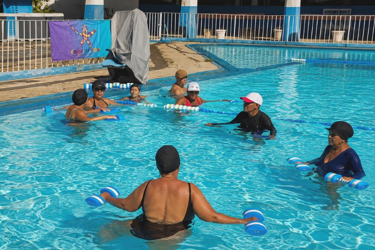 Aulas gratuitas de hidroginástica reúnem alunos na Fundação Municipal de Esportes, em Campos
