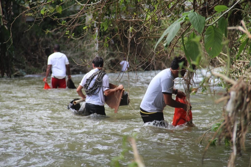 Ação de limpeza no Rio Preto mobiliza moradores e alunos em Itatiaia