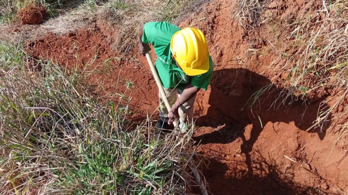 Cordeiro faz manutenção em estradas vicinais do município