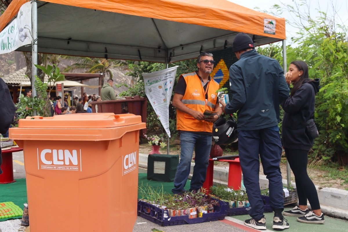 Niterói tem limpeza e educação ambiental no Itacoatiara Big Wave