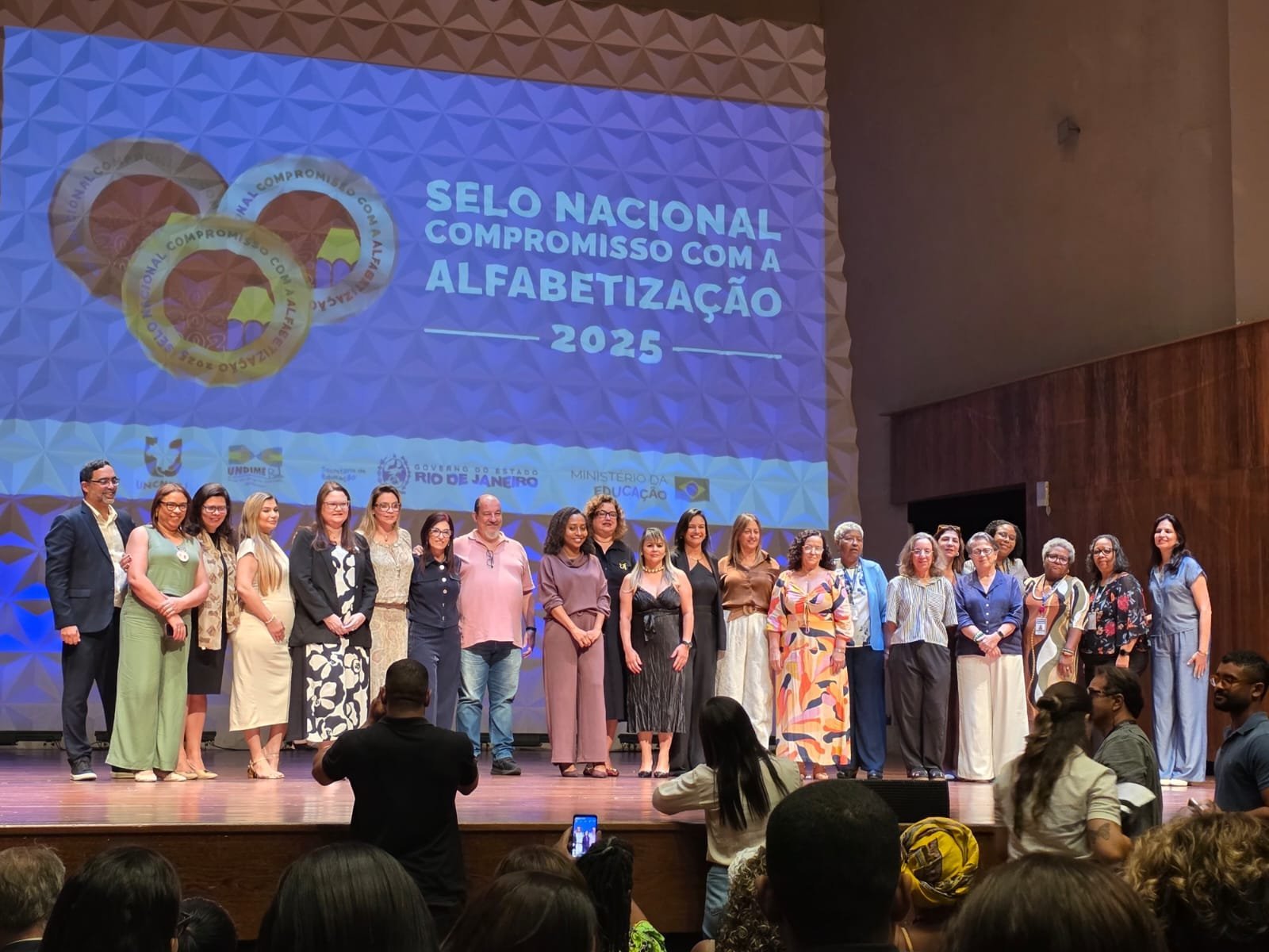 Comendador Levy Gasparian recebe Selo de Ouro por compromisso com alfabetização