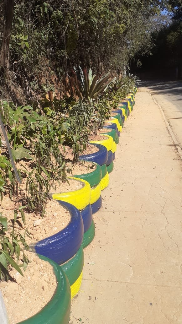 Petrópolis reaproveita cerca de 1.800 pneus em jardins pela cidade