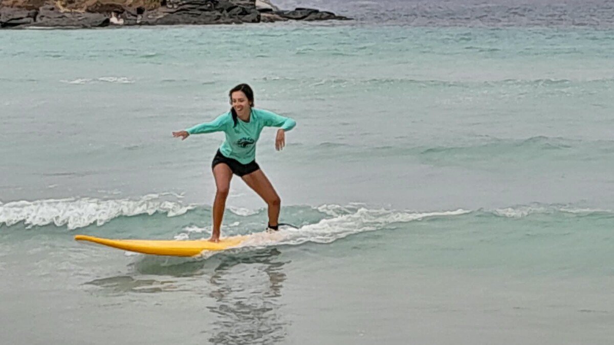 Mulheres de Búzios participam de vivências de surf em Cabo Frio