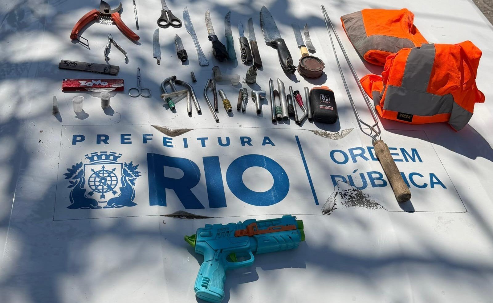 Rio apreende objetos perfurocortantes em operação em Jacarepaguá