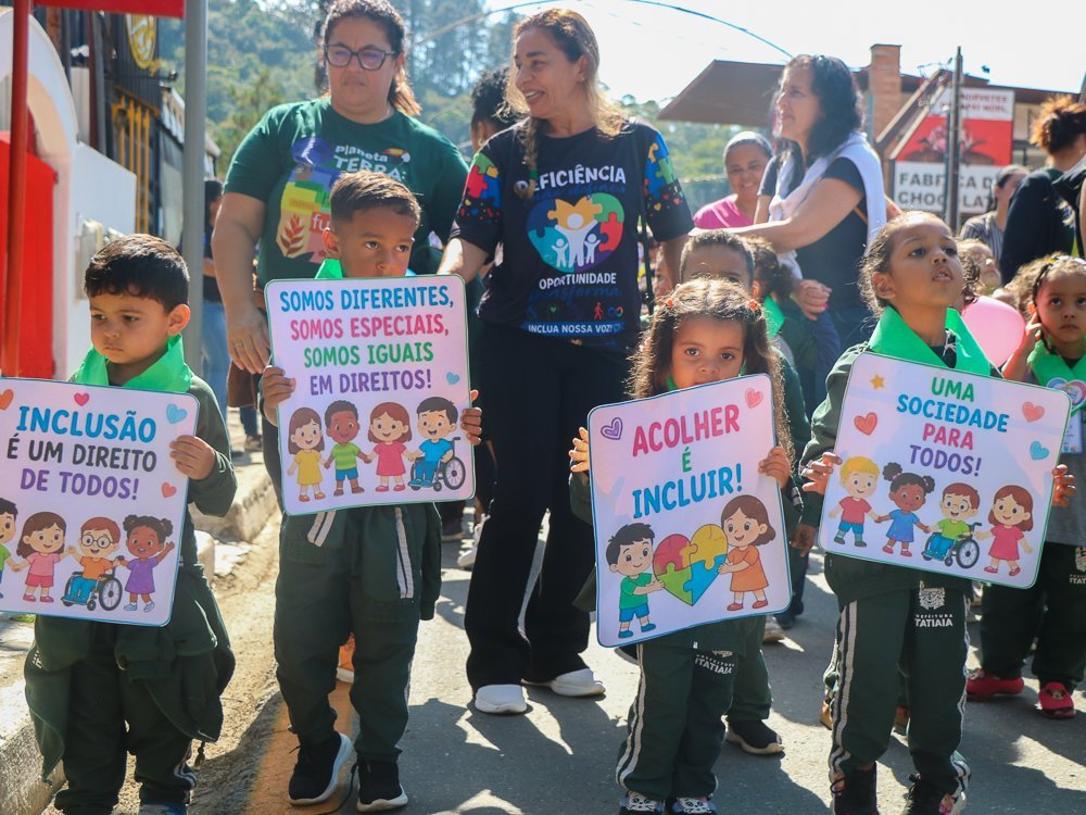 Itatiaia reúne 243 alunos em caminhada pela inclusão em Penedo