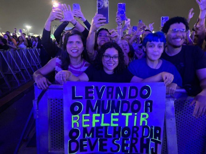 Mãe e filha acompanham Marcelo Falcão na Expo Agro Araruama 2026