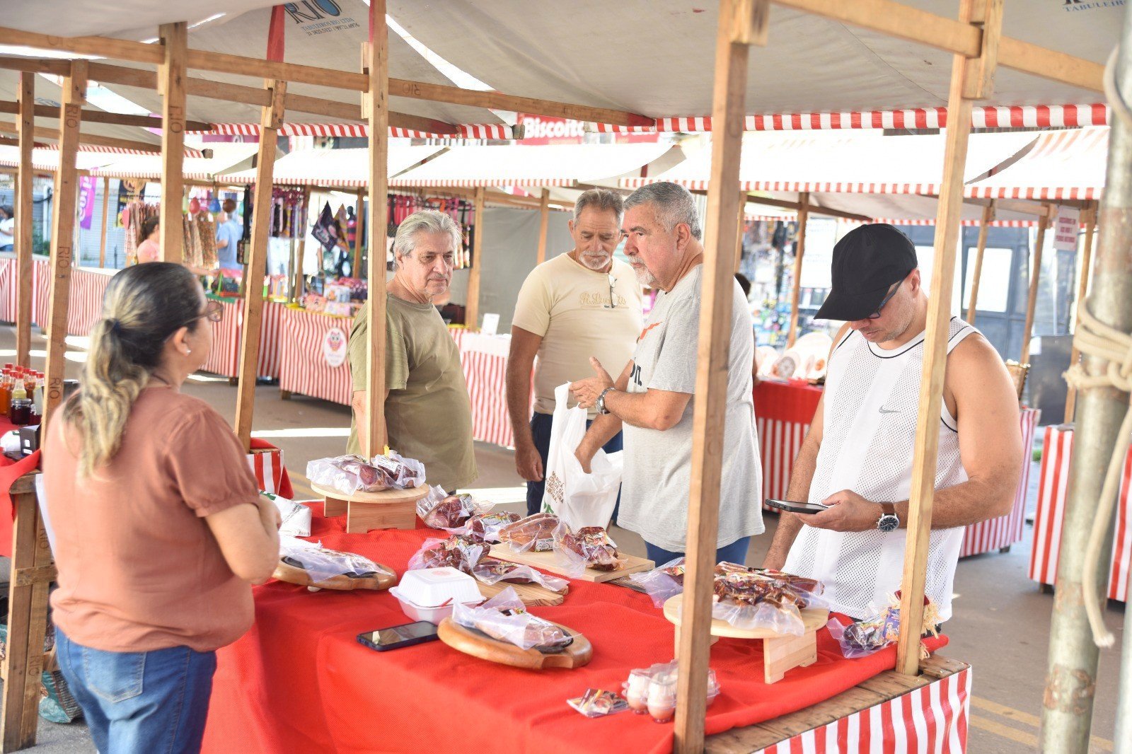 Feira da Agricultura Familiar leva alimentos frescos a Itaipuaçu, em Maricá