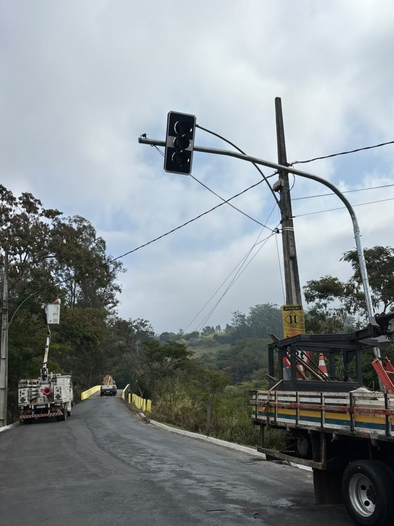 Itatiaia reforça sinalização viária e instala semáforo no pontilhão do Country Club