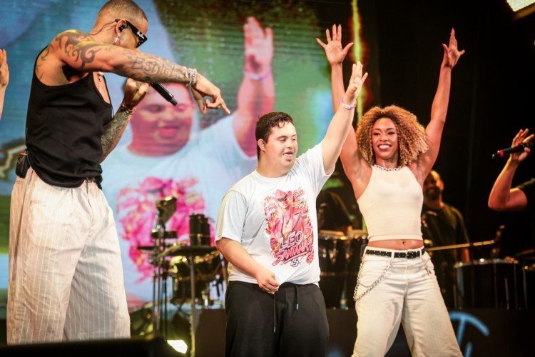 Jovem de Araruama sobe ao palco com Léo Santana na Expo Agro