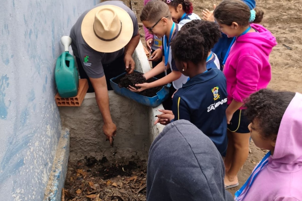 Campos instala minhocário em escola municipal em projeto de educação ambiental