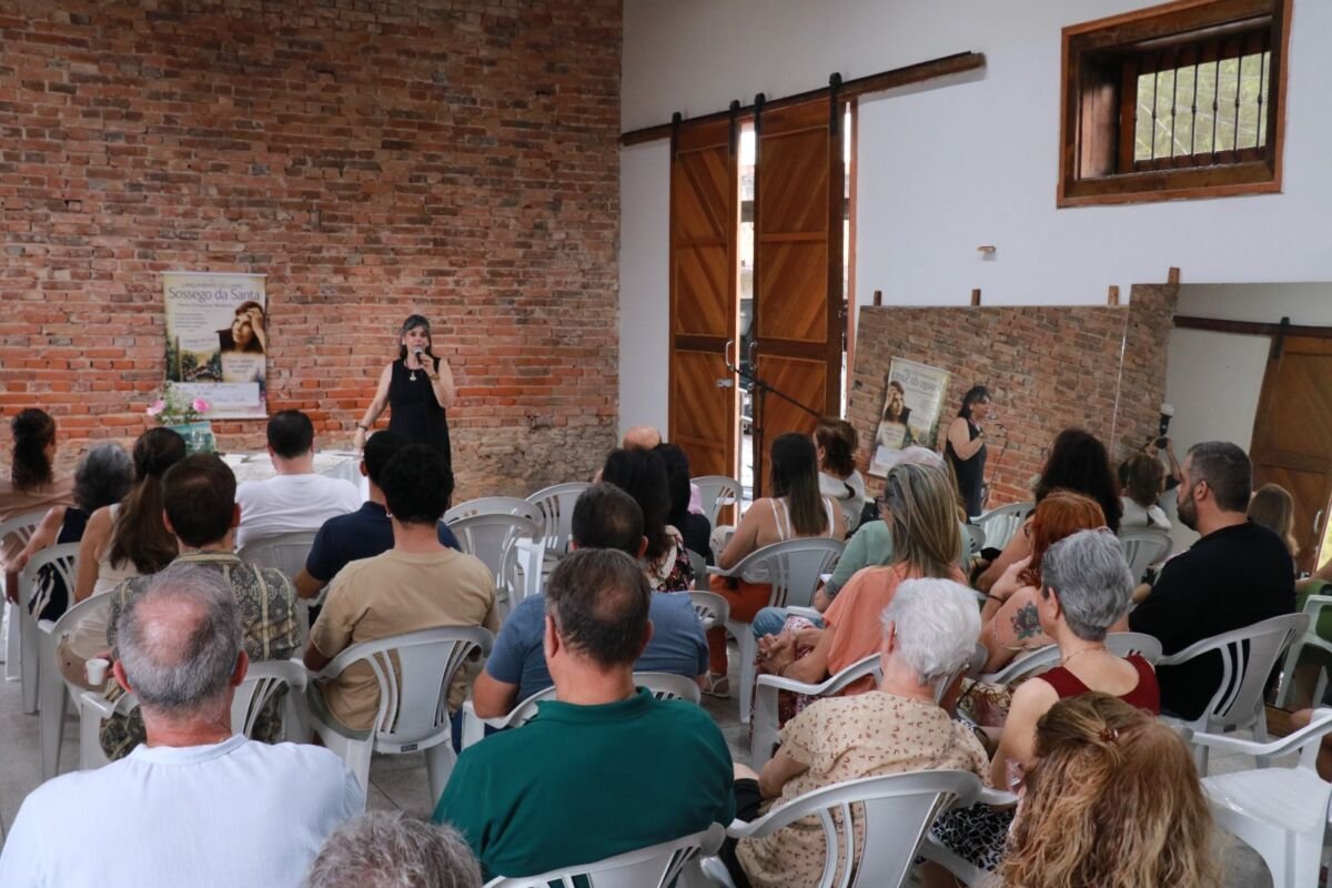 Quatis recebe lançamento do livro Sossego da Santa na Estação Cultural