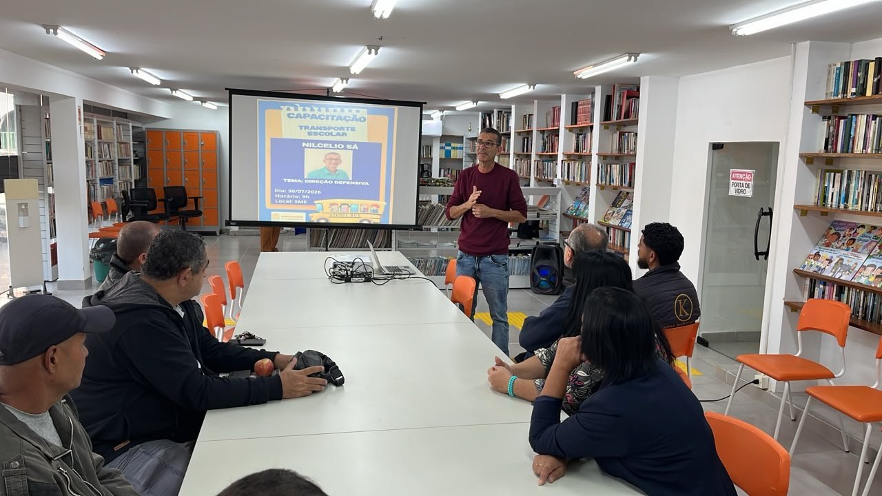 Levy Gasparian capacita equipe do transporte escolar em direção defensiva