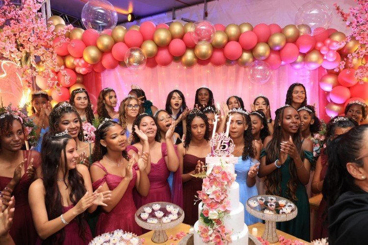 Araruama realiza baile de debutantes para 50 adolescentes atendidas pelo CRAS