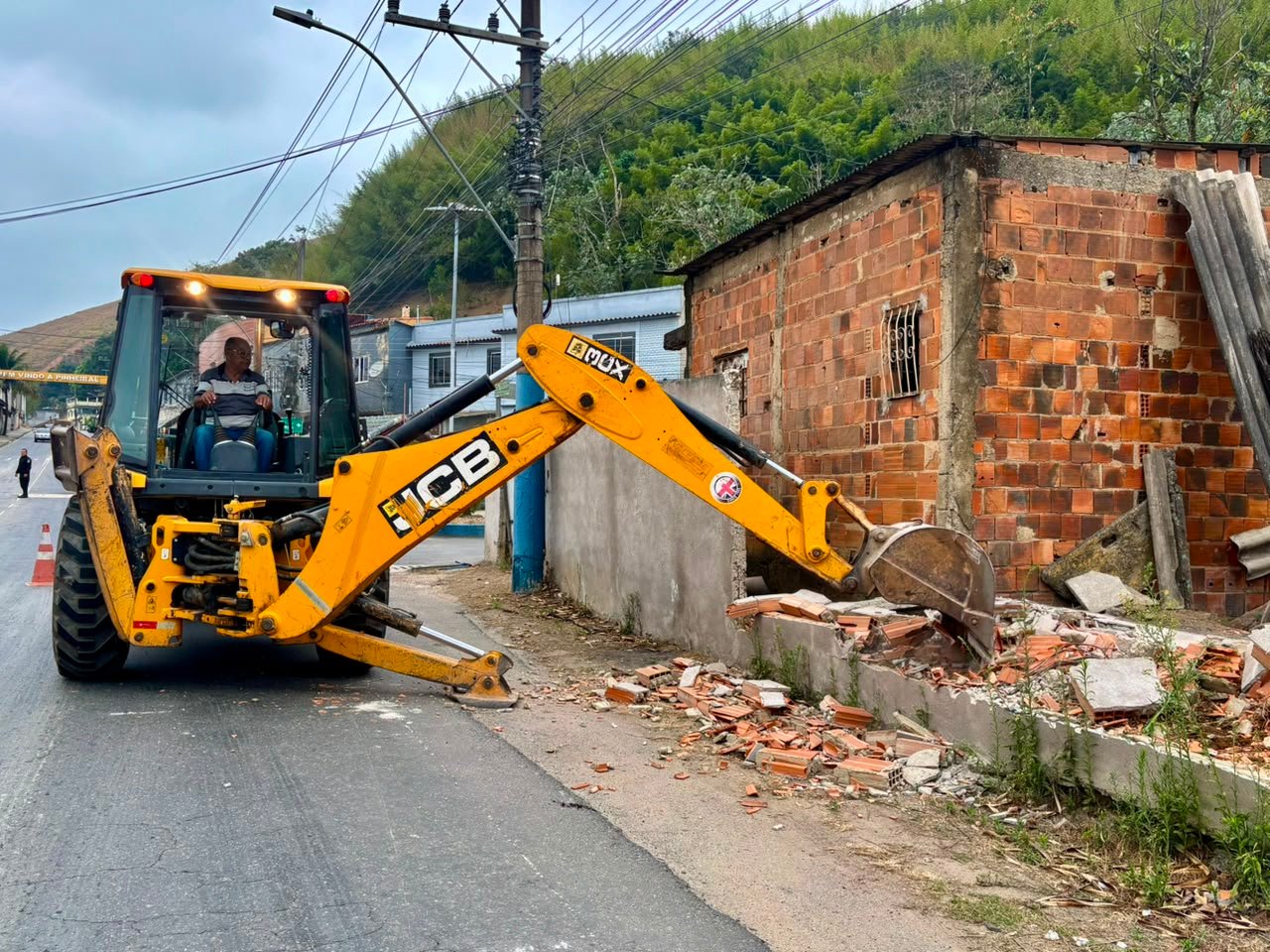 Muro irregular é removido no bairro Três Poços, em Pinheiral