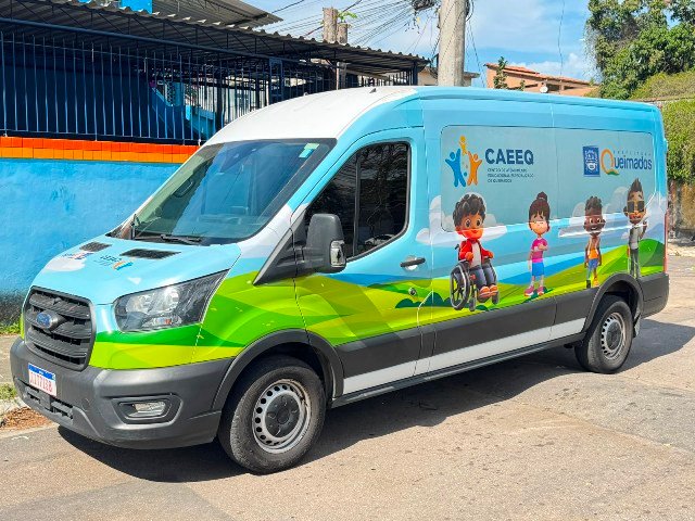 QUEIMADOS AMPLIA ATENDIMENTO EDUCACIONAL ESPECIALIZADO COM DUAS NOVAS VANS ADAPTADAS