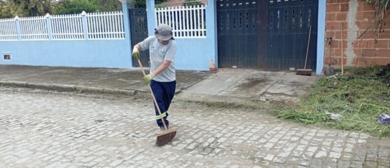 Quatro ruas do Areal recebem roçagem e retirada de resíduos em Araruama