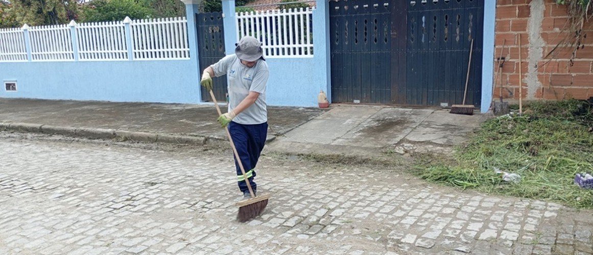 Quatro ruas do Areal recebem roçagem e retirada de resíduos em Araruama
