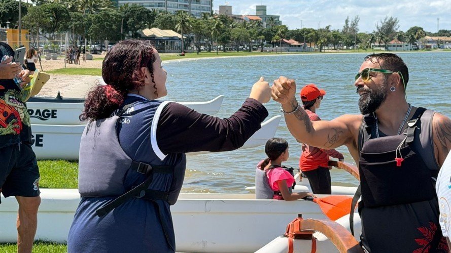 Alunos de quatro escolas de Araruama praticam remo em copa de canoa havaiana