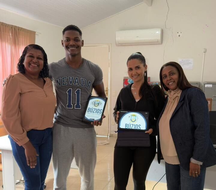 Búzios entrega tablets para equipes do Cadastro Único