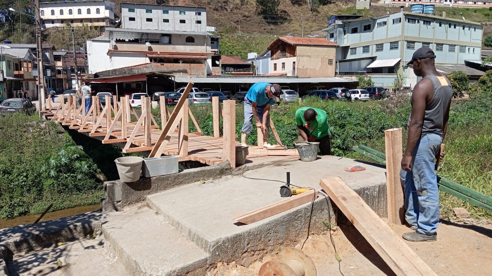 Nova Friburgo faz serviços de drenagem e pequenas obras em bairros