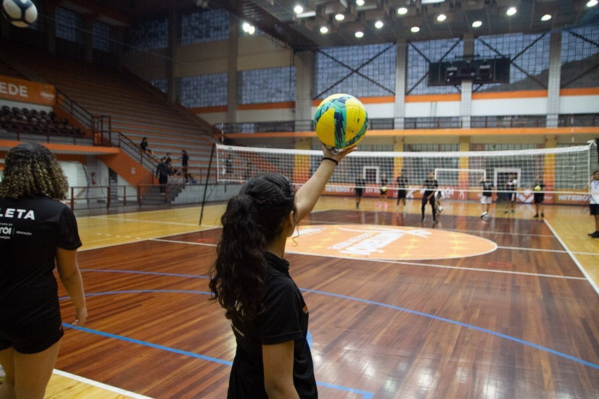 Professores de Niterói recebem curso gratuito de vôlei com aulas no Barreto