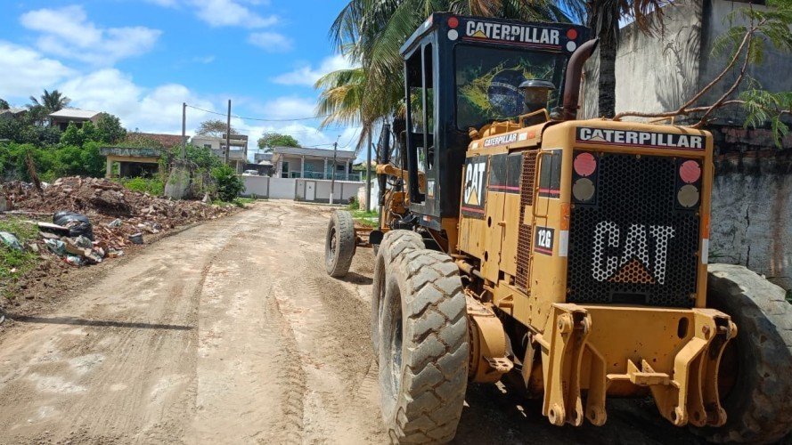 Araruama nivela ruas e aplica basalto em Jardim São Paulo, Regamé e Vila Capri