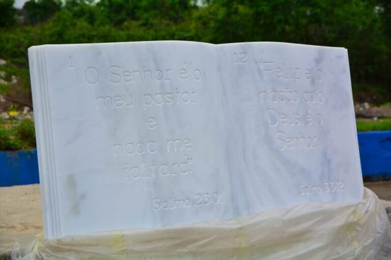 Belford Roxo instala monumentos à Bíblia em Bom Pastor e Sargento Roncalli