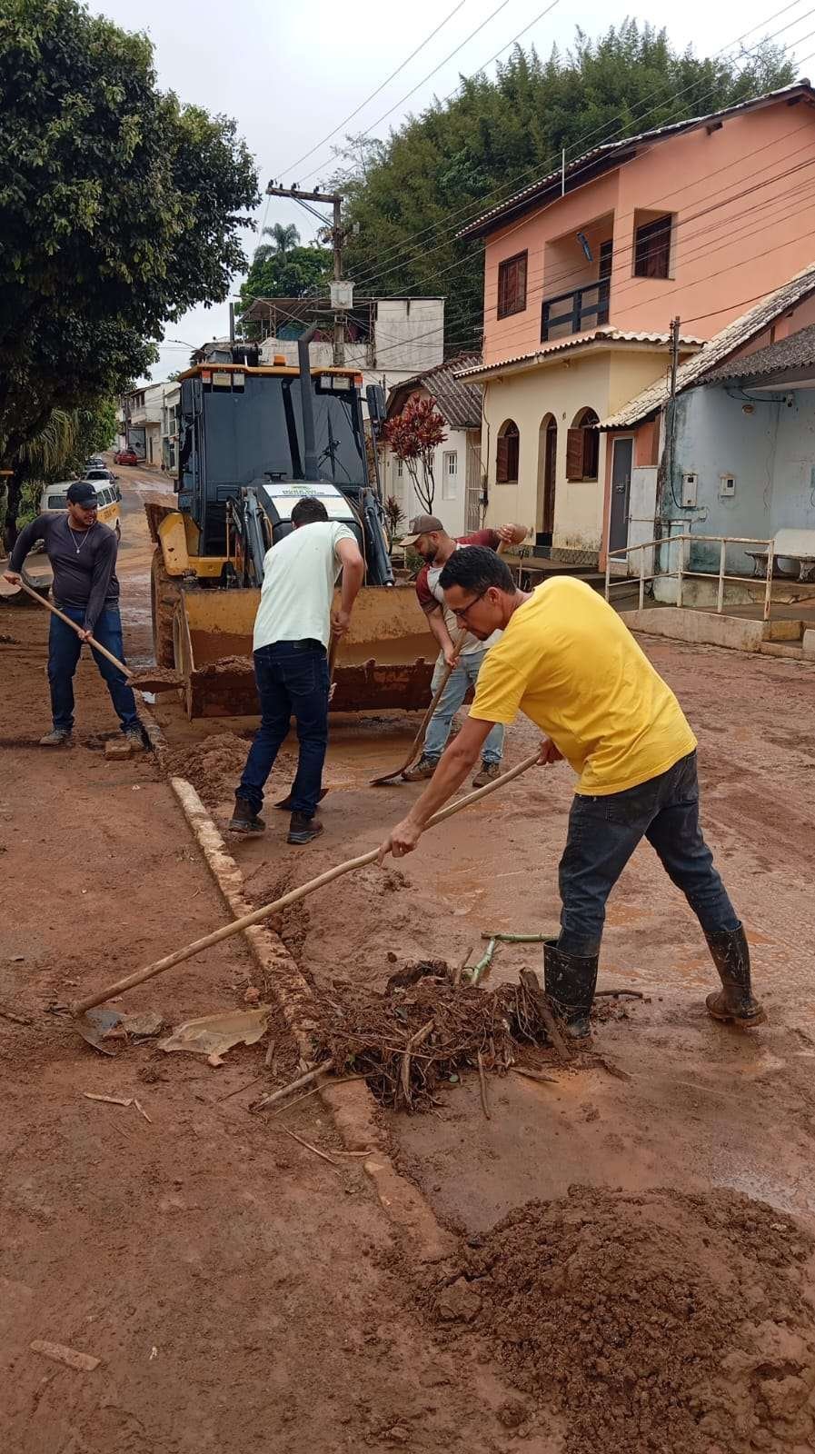 Porciúncula faz mutirão de limpeza em Santa Clara após temporal