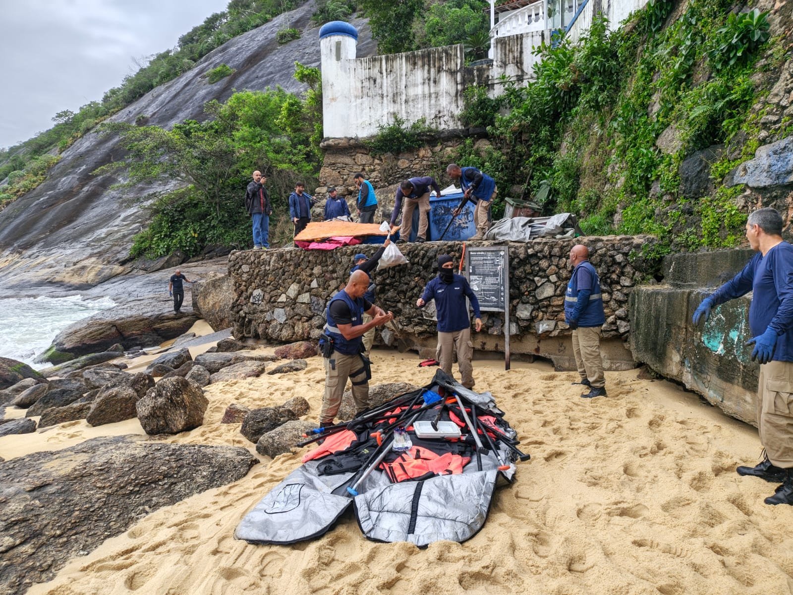Rio de Janeiro: operação na Praia Vermelha remove acampamentos e apreende material náutico