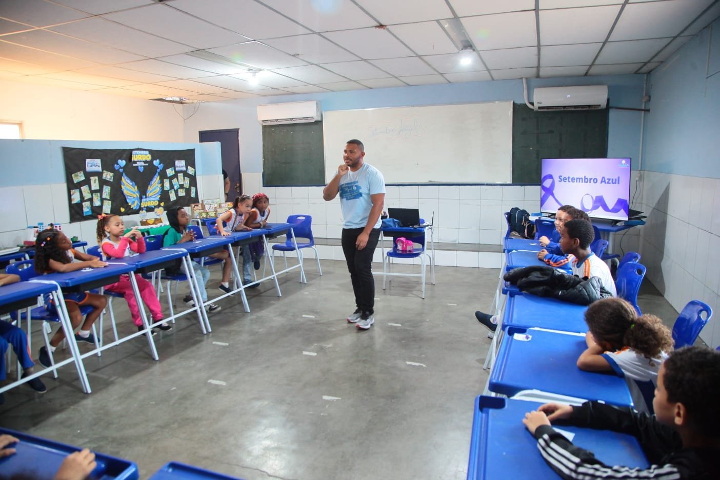 Projeto de Libras atende cerca de 500 alunos em escola de Nova Iguaçu