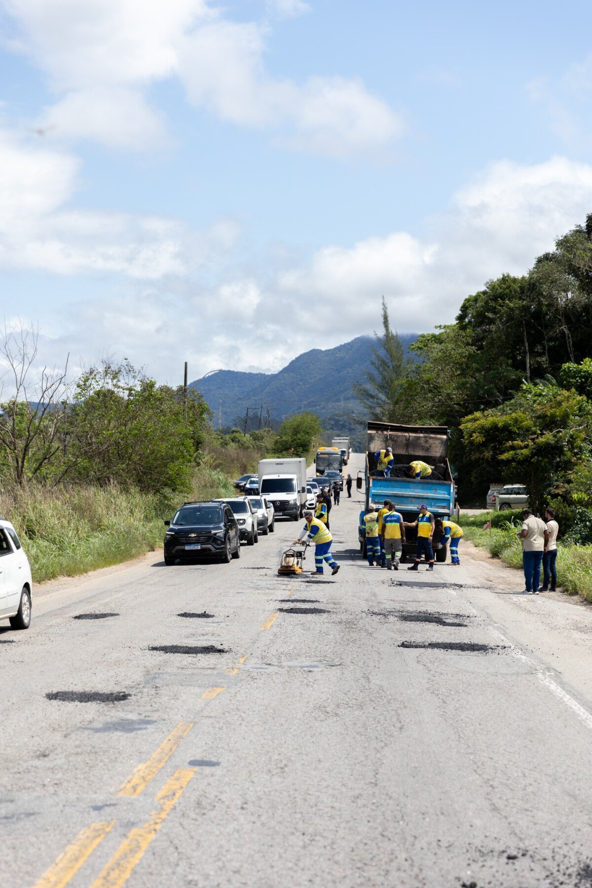 RJ 162 recebe tapa-buracos no trecho de Rio Dourado, em Casimiro de Abreu, a Rio das Ostras