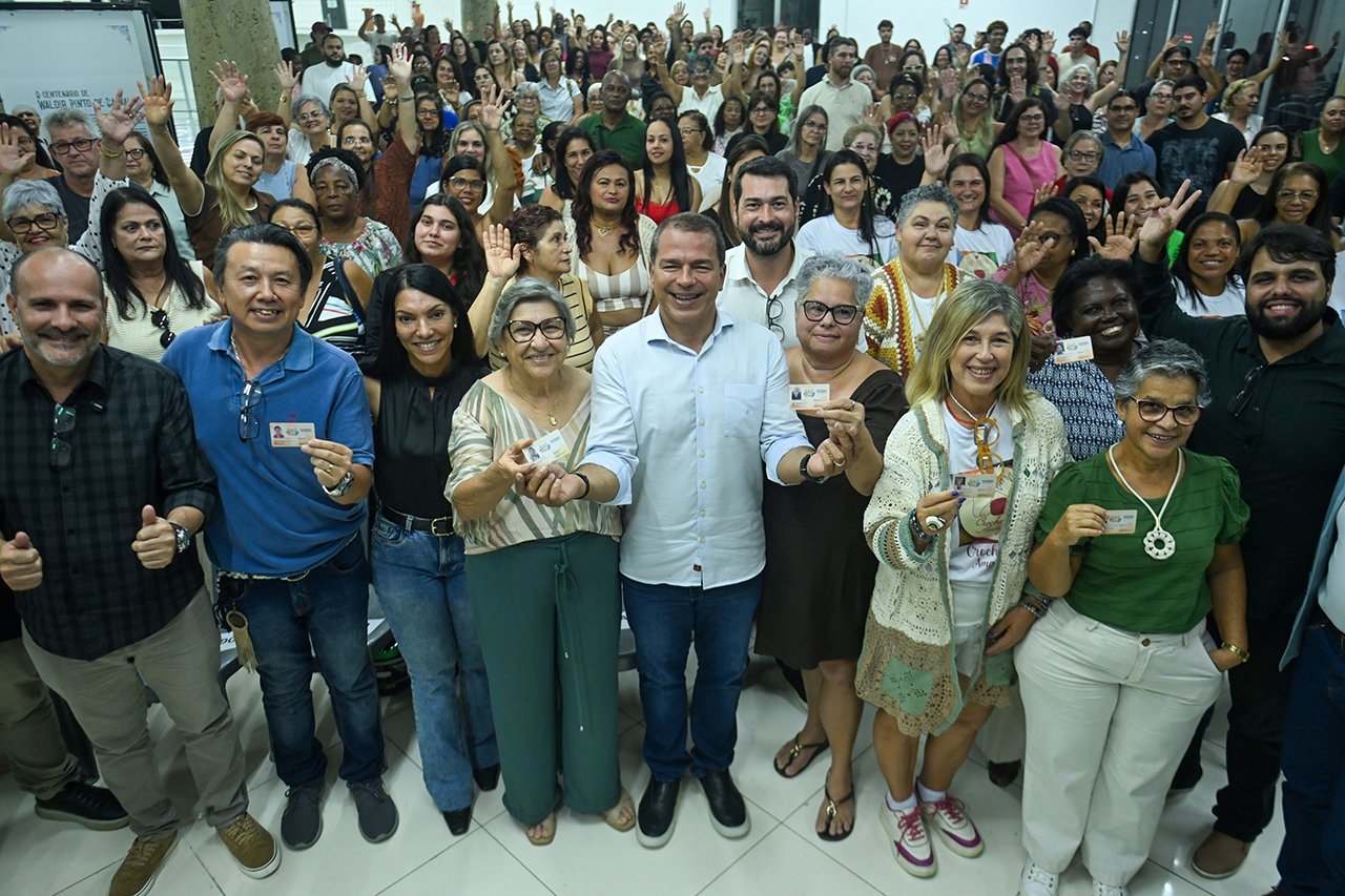 Campos entrega 300 carteiras da economia solidária e anuncia barracas para artesãos