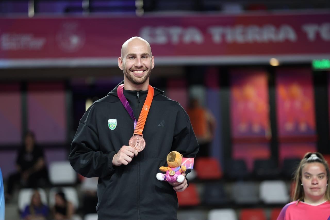 Professor da Vila Olímpica do Mato Alto, no Rio de Janeiro, ganha bronze sul-americano no caratê