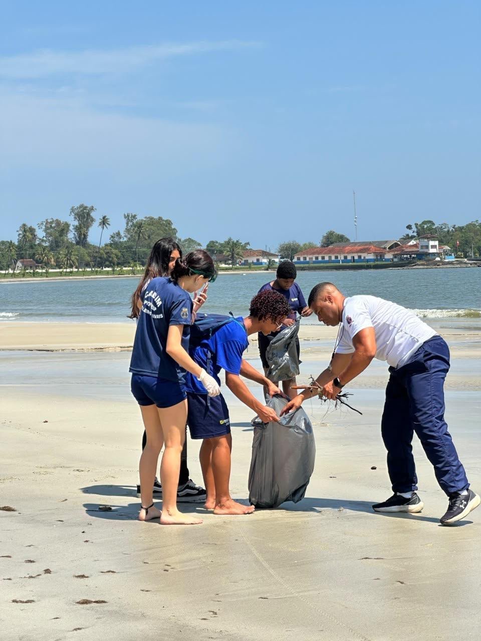 Ação de limpeza reúne estudantes e moradores na Ilha da Marambaia, em Mangaratiba