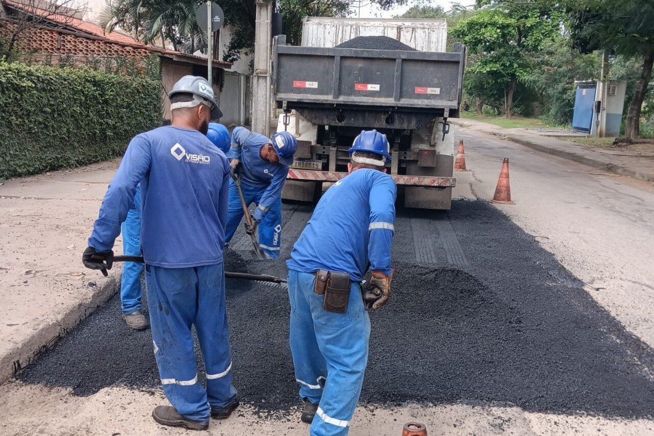Campos realiza tapa-buracos em avenidas e na Estrada de Areia Branca