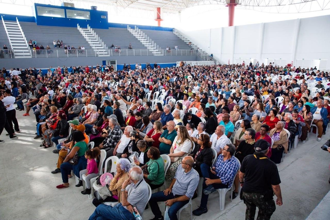Duque de Caxias entrega 2.400 aparelhos auditivos a 1.200 pacientes