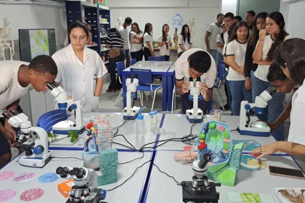 Estudantes de Campos exploram impressão 3D e experimentos no Palácio da Cultura