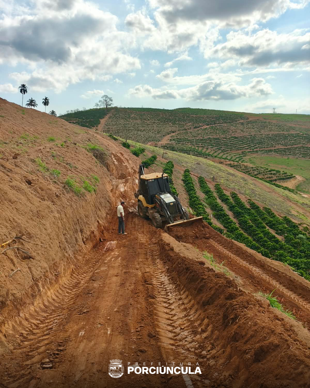 Porciúncula oferece apoio a cafeicultores com estradas, limpeza de lavouras e mudas