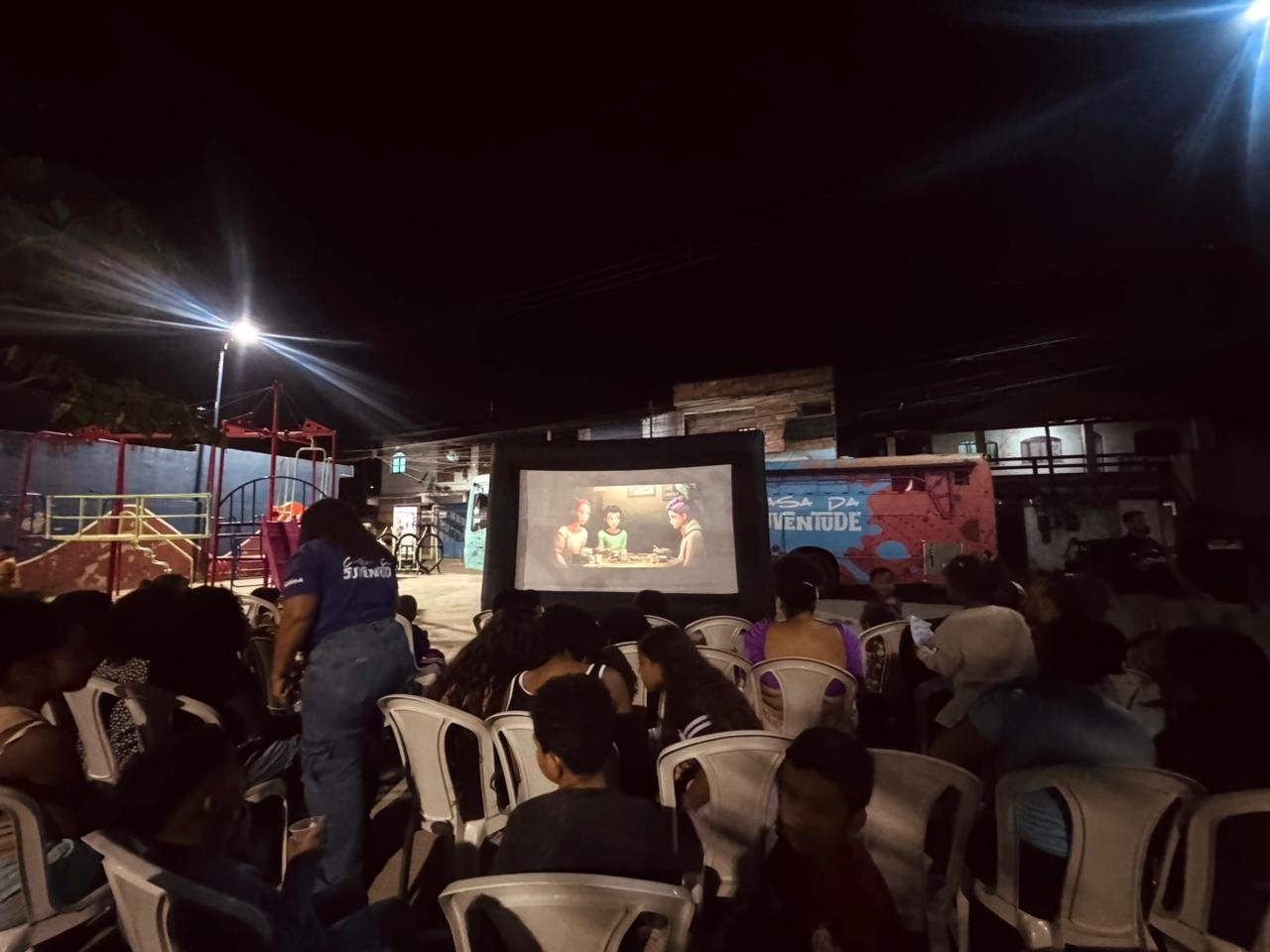 Maricá leva cinema itinerante a jovens de Inoã