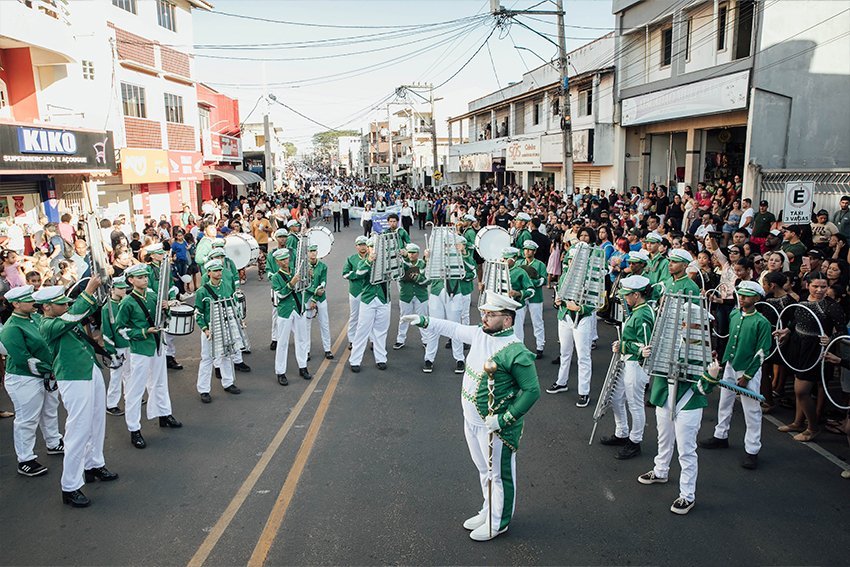 Desfile Cívico reúne mais de mil alunos em São Francisco de Itabapoana