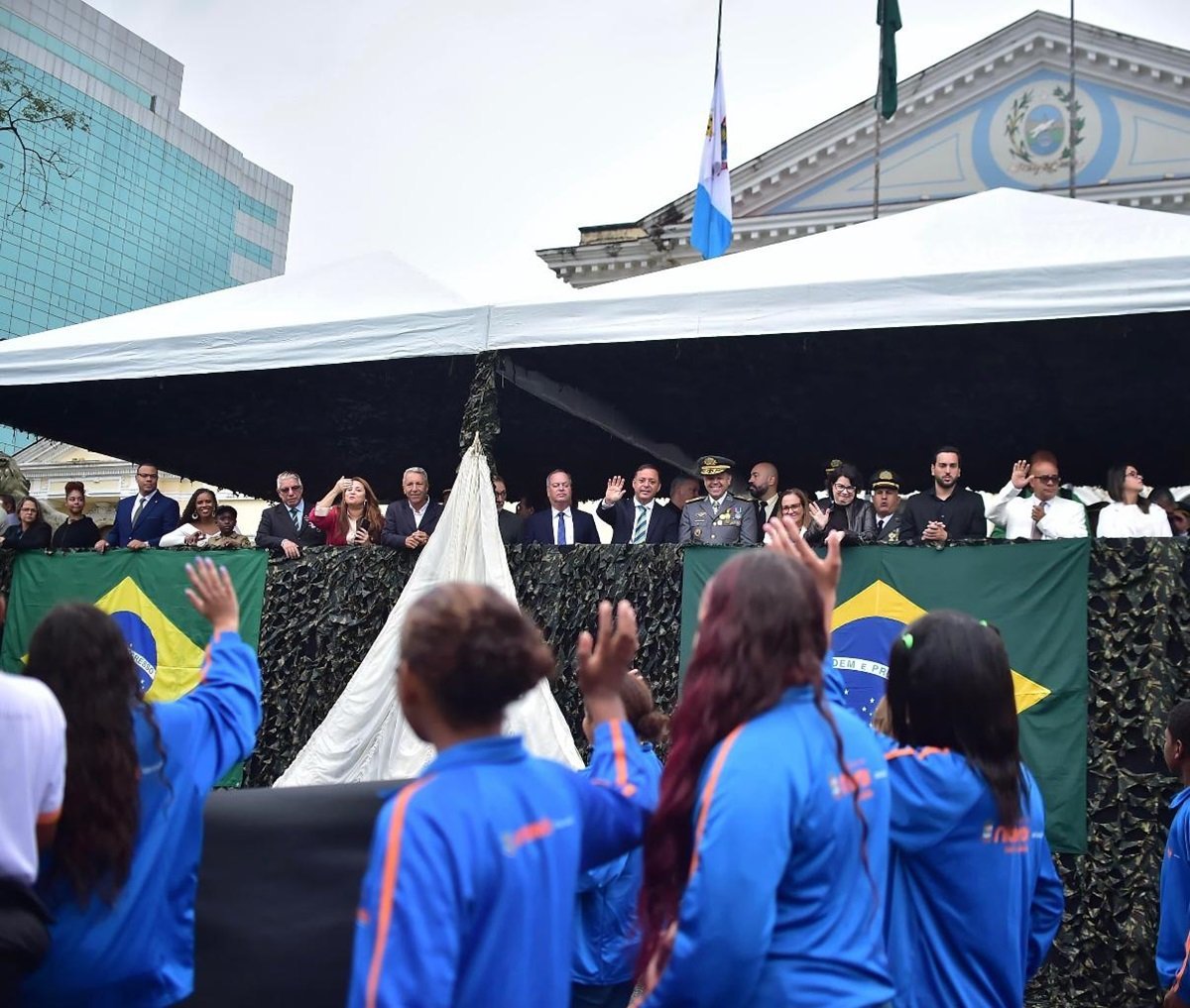Desfile em Niterói reúne escolas e apresenta 80 novos guardas municipais