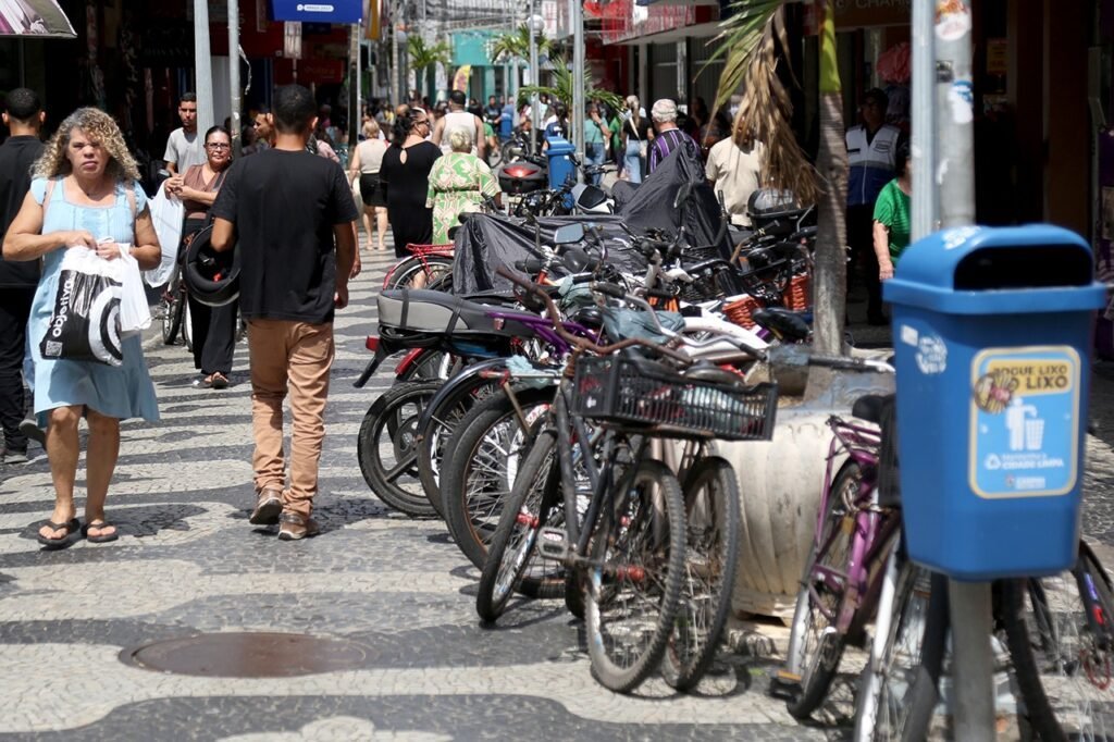 Campos orienta ciclistas sobre uso de bicicletários no Calçadão