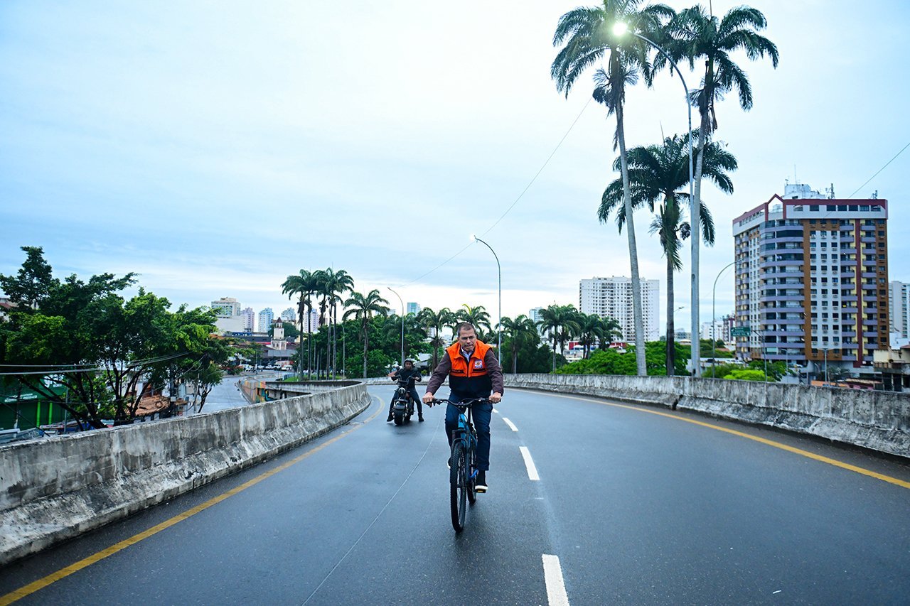 Campos inicia travessia experimental de pedestres e ciclistas na Ponte Leonel Brizola